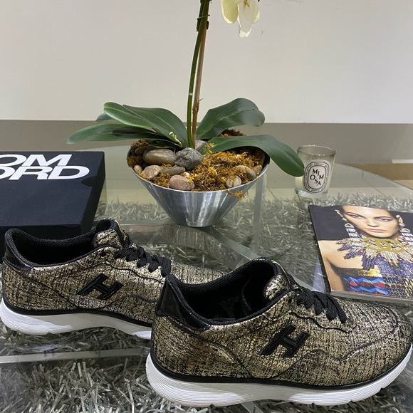 LIKE NEW!🌟HOGAN SILVER METALLIC SNEAKERS - Picture 2 of 7